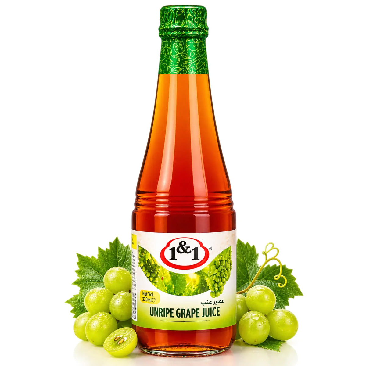 Flaska druvsaft med grön kapsyl och etikett, omgiven av gröna vindruvor.