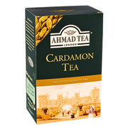 Ahmad Tea kardemummatee pakkauksessa, vihreä pahvipakkaus kultaisilla yksityiskohdilla ja teekuvilla.