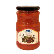 Purkki vahvaa Ajvar-relsiä, punaista paprikamurskaa, itämaisia makuja, valkoinen tausta