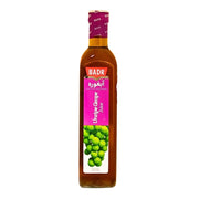 500 ml pullollinen rypälejuomaa etiketillä ja vihreillä rypäleillä, itämainen juoma.