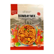 Bombay Mix påse med krispig indisk snacks, ärtor, jordnötter och kryddor, klar att äta.