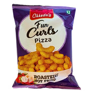 Påse med ostbågar smaksatta med pizza, lila förpackning, snacks, kryddiga och rostade