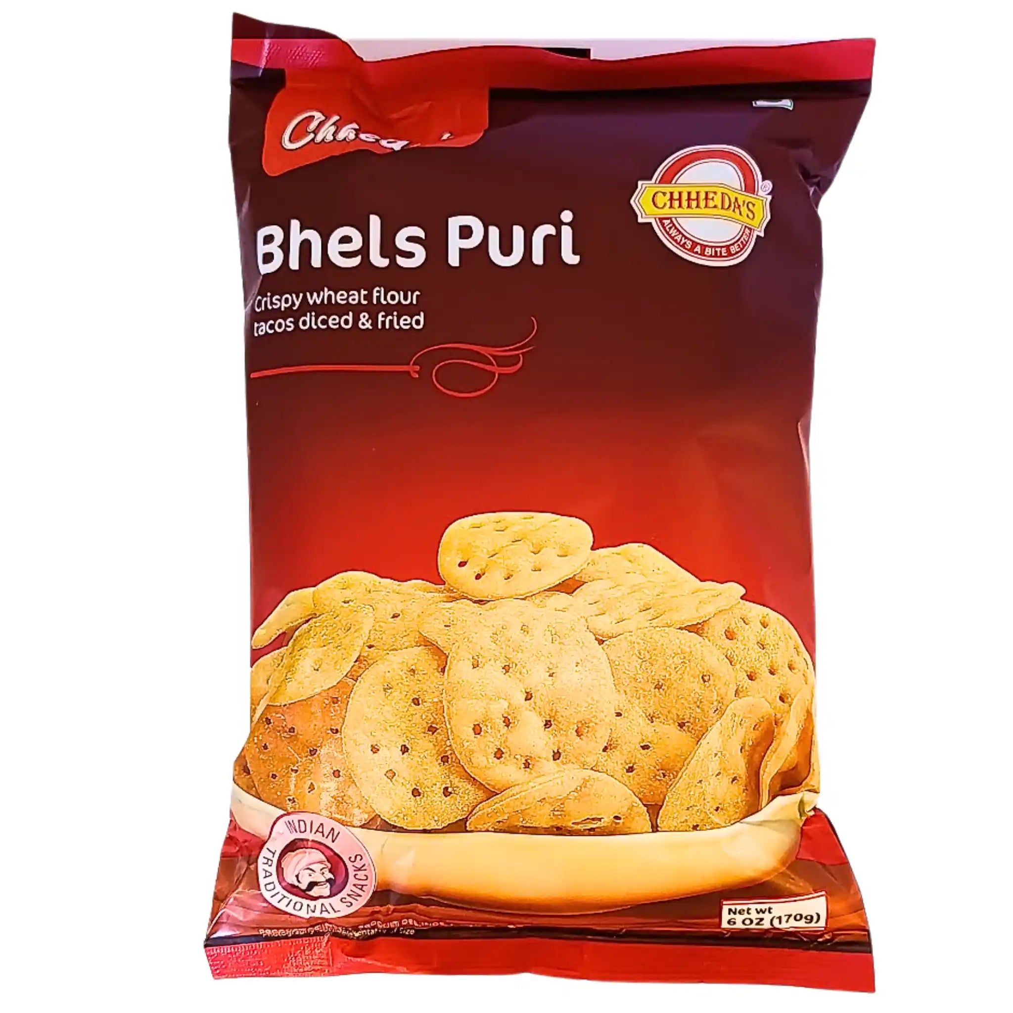 Påse med indiska snacks Bhel Puri, krispiga vetemjölschips, på röd bakgrund.