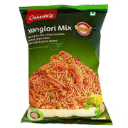 Indisk snackspåse Manglori Mix med friterade nudlar, jordnötter och kryddor på grön bakgrund.