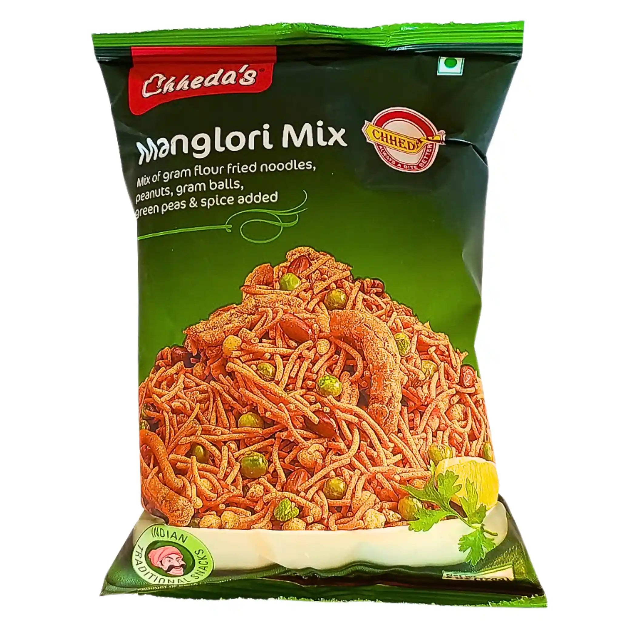 Indisk snackspåse Manglori Mix med friterade nudlar, jordnötter och kryddor på grön bakgrund.