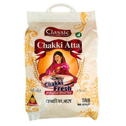Classic Chakki Atta -kokonaisviljavehnämyllyä 5 kg pussi kuvitteella naisesta, joka jauhaa vehnää.