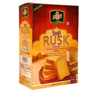 Deepak Suji Rusk 600 g kartonki, munattomat keksilevyt, tee ja vehnästru valkoista taustaa vasten