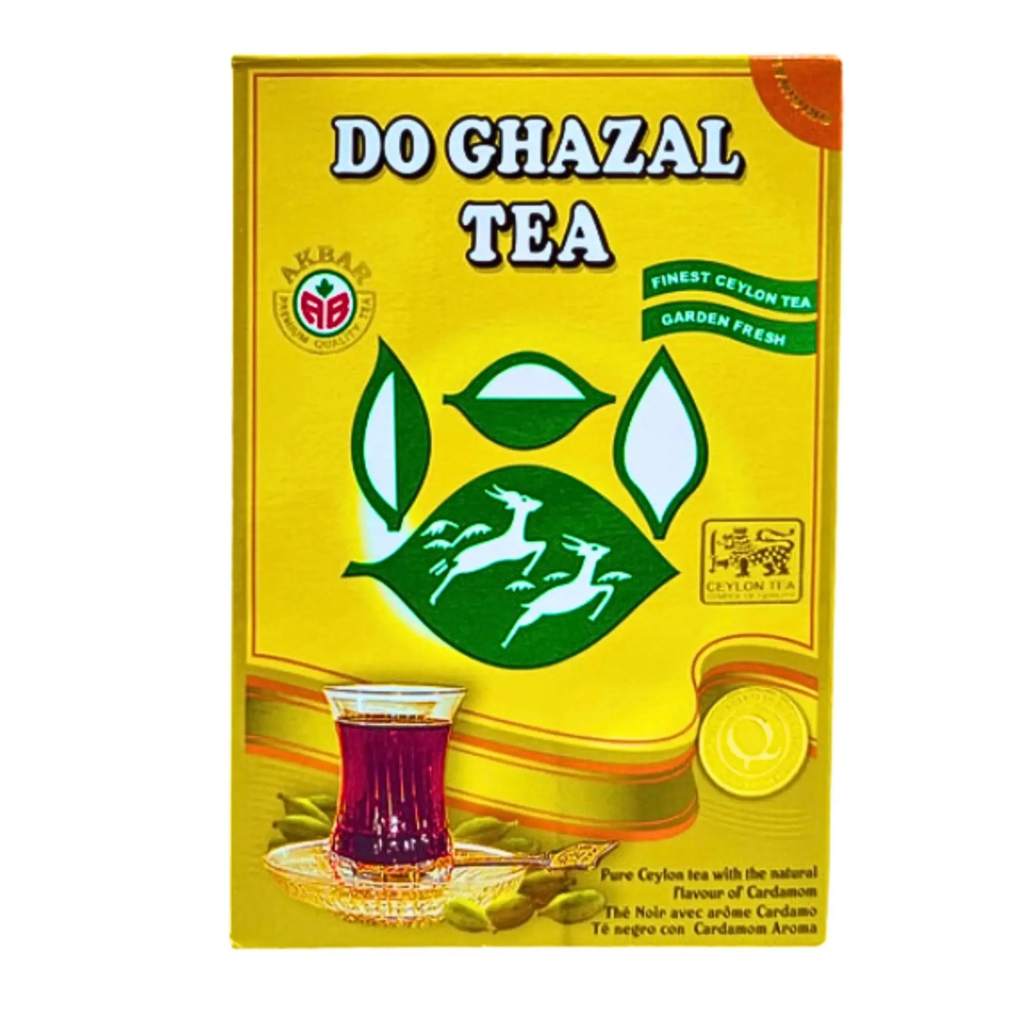 Do Ghazal-kardemummatee, keltainen teepakkaus vihreällä logolla ja lasi teetä kardemummaa edessä.