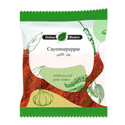 Gröna Bladet -merkin cayenne-pippuria 40 g, pakkaus kuvitettu mausteilla ja chiliviljelmillä.