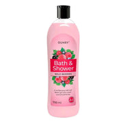 Vaaleanpunainen pullo Gunry Bath & Shower -suihku- ja kylpygeeli Wild Berries, 700 ml, etiketissä marjoja ja vihreitä lehtiä.