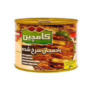 Säilykepurkki, jossa on iranilaisia paistettuja munakoisoja, itämaista ruokaa, 480 g, valkoinen tausta.