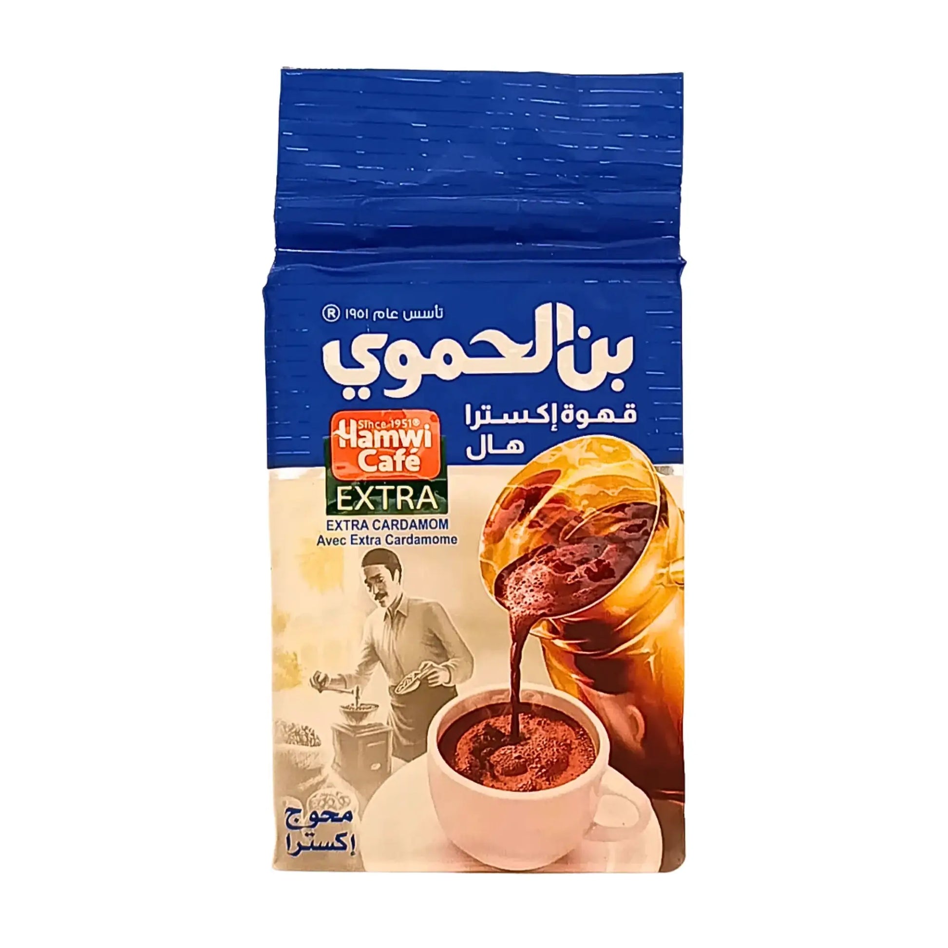 Kahvipaketti Hamwi Extra Kardemumma 180 g, sininen pakkaus, jossa kaadetaan kahvia kuppiin