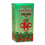Vihreä pahvipakkaus Yerba Mate Kharta Khadra 250 g, jossa on lehtiä ja punainen koristelu, teepussi