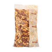 Iso sekoituspähkinöiden paketti, cashew-, manteli- ja pistaasipähkinöitä, läpinäkyvässä muovi-pussissa.