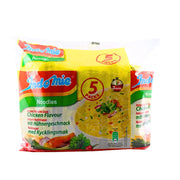 Indomie-nuudelit kana-makuinen, 5 kpl:n paketti, värikkäällä pakkauksella varustetut pikaruokanuudelit.