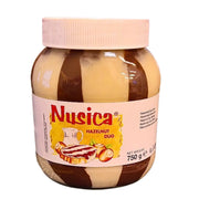 Suuri purkki raidallista hasselpähkinäkermaa duo, 750 g, etiketillä 'Nusica Hazelnut Duo'.