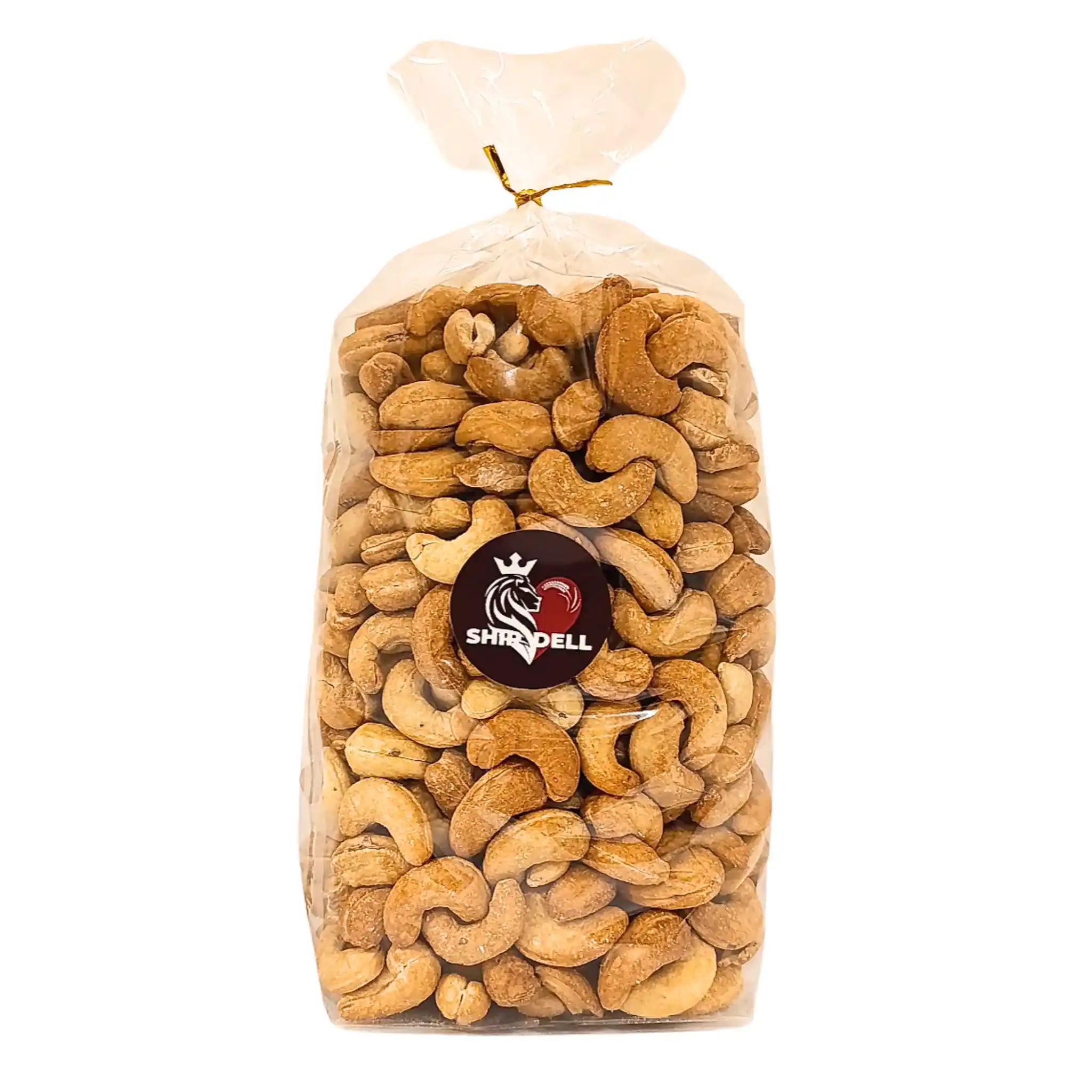 Paahdettuja cashewpähkinöitä suurella läpinäkyvällä muovipussilla, cashewpähkinät 1 kg