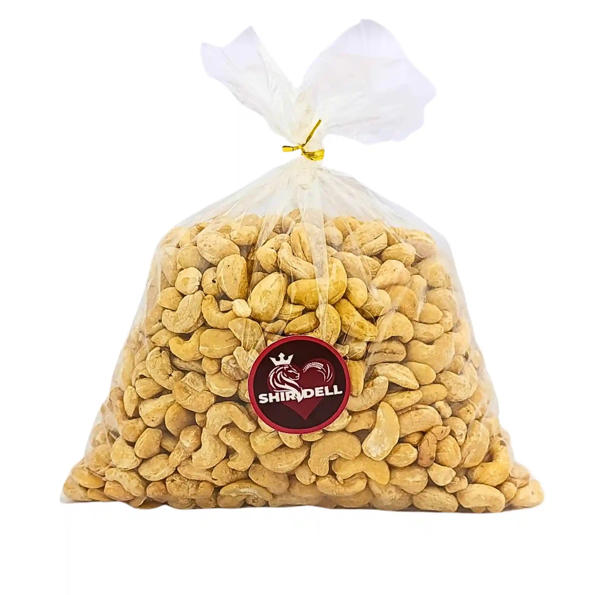 Selkeä muovi-pussi, jossa on luonnollisia cashewpähkinöitä, 1 kg, valkoisella taustalla