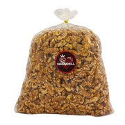 Läpinäkyvä muovipussi luonnollisia saksanpähkinöitä, 1 kg, valkoisella taustalla
