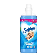 Softlan huuhteluaine 1 litra sinisessä pullossa, etiketissä hymyilevä nainen ja lapsi, tuulimyrskyhaju.