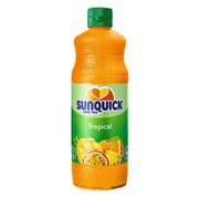 Sunquick Tropical 700 ml:n mehupullo, jossa etiketissä trooppisia hedelmiä, eristettynä valkoiselle taustalle.