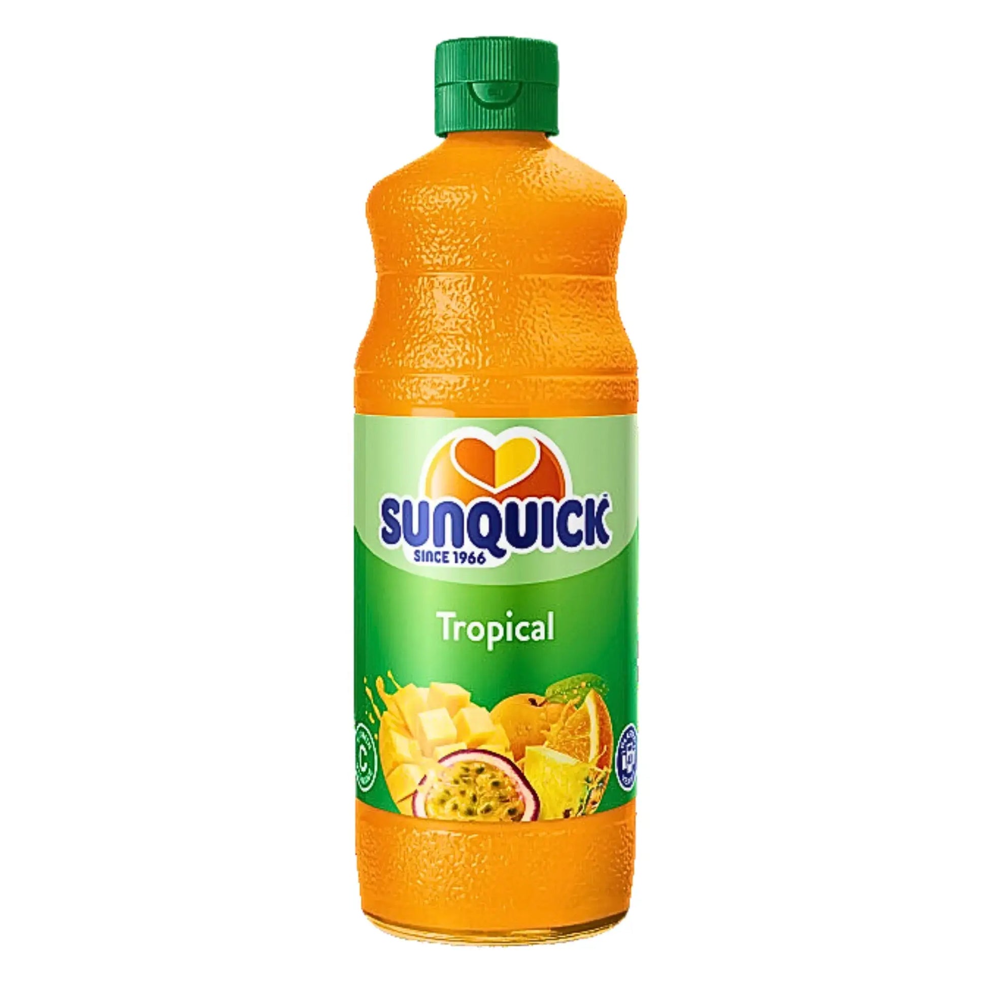 Sunquick Tropical 700 ml:n mehupullo, jossa etiketissä trooppisia hedelmiä, eristettynä valkoiselle taustalle.