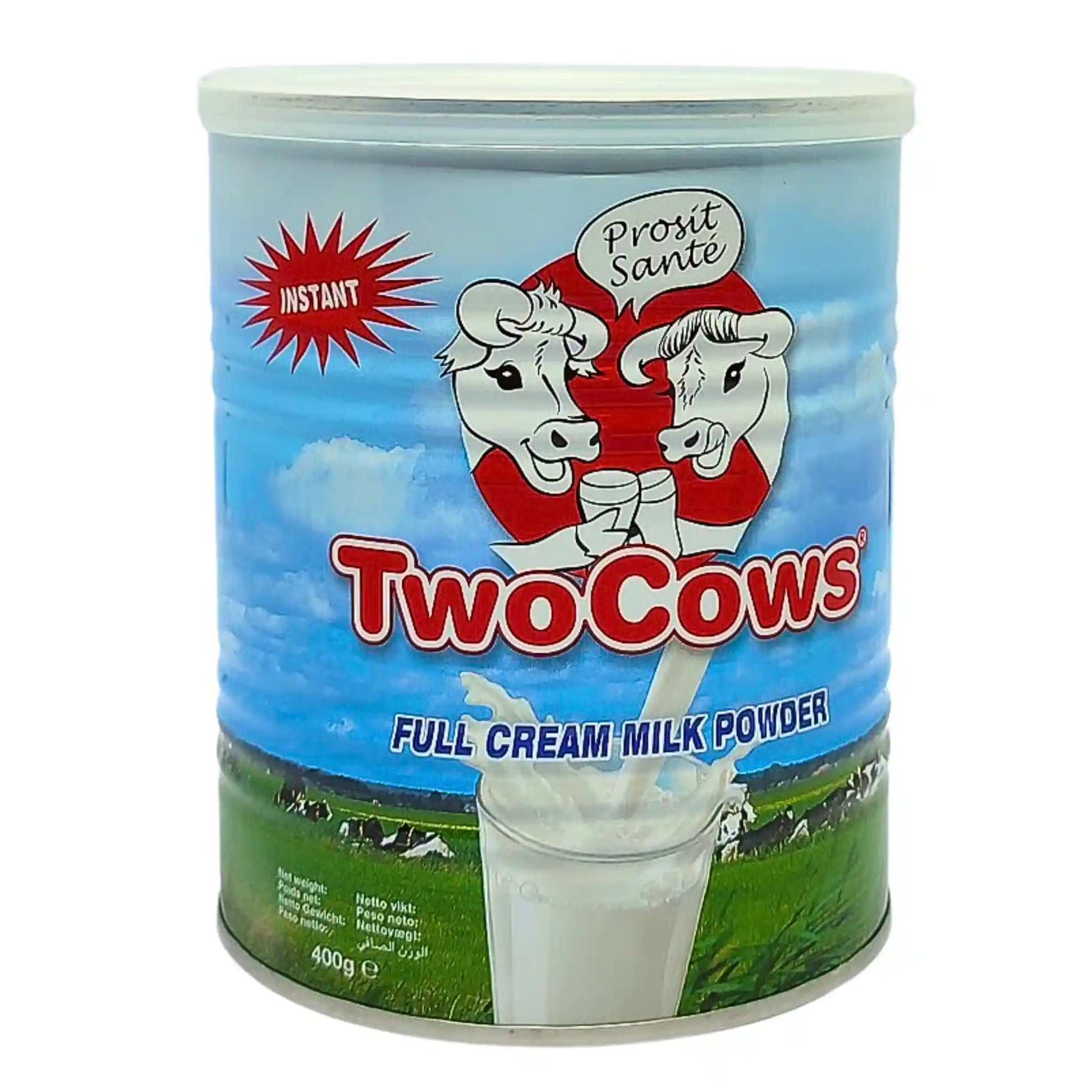 Purkki, jossa on Two Cows -maitojauhetta 400 g, sininen tausta, lehmäkuvat, vihreä niitty.
